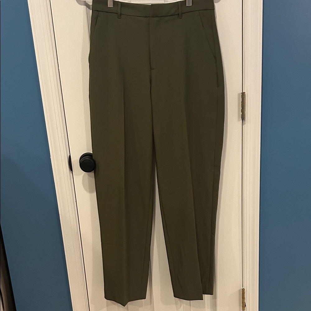 Banana Republic Women’s  Olive Green Pants. Polyester with sculpted stretch.